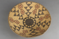 Apache%20artist%2C%20%3Cb%3E%3Ci%3E%20Basket%3C%2Fi%3E%3C%2Fb%3E%2C%20ca.%201900%2C%20willow%20and%20natural%20dyes%2C%20The%20Elizabeth%20Cole%20Butler%20Collection%2C%20no%20known%20copyright%20restrictions%2C%2091.95.63